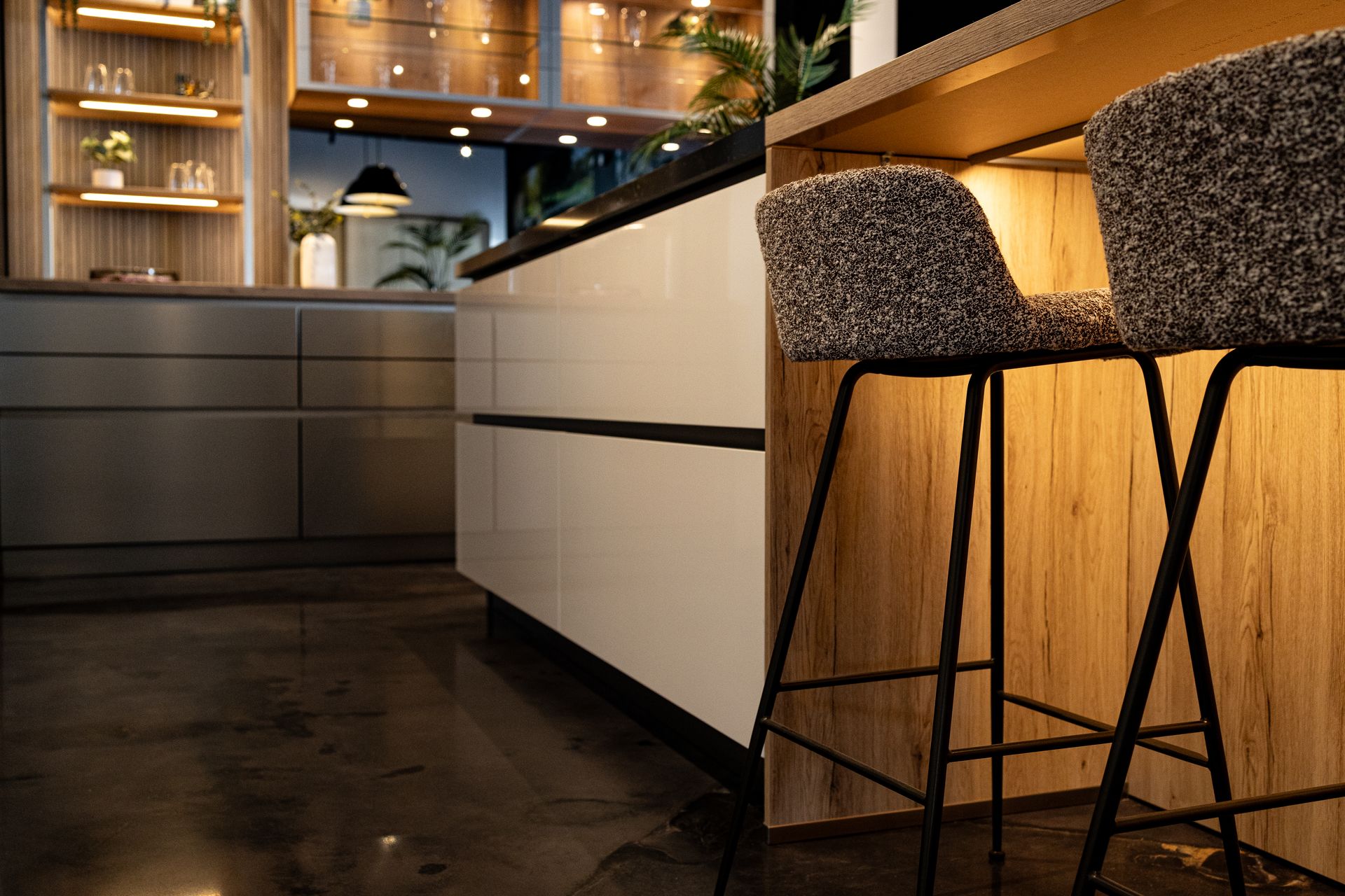 Modern dark kitchen designed by Moderno