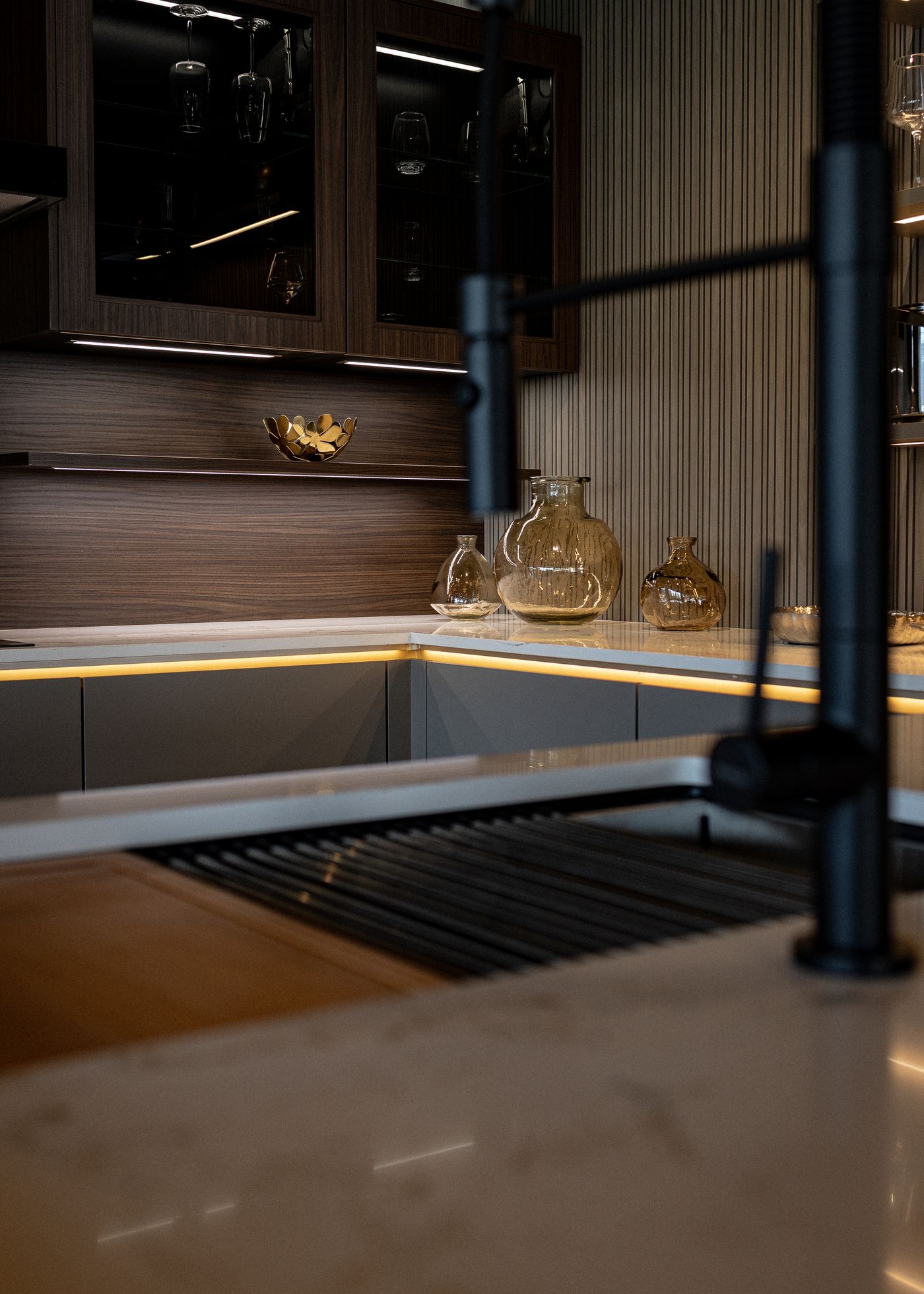 Kitchen faucet with filtered water over a marble counter